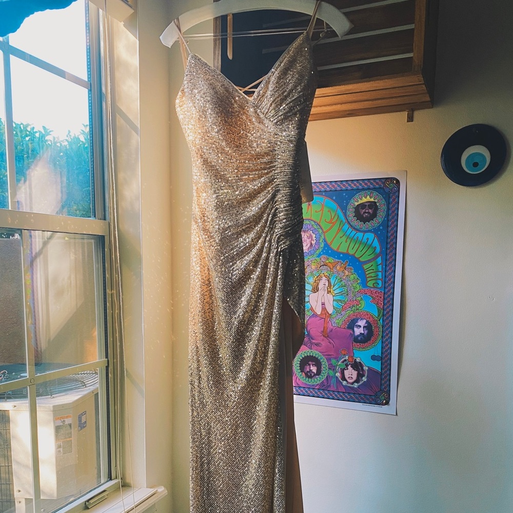 ✨GOLD PROM DRESS✨ - Picture 4 of 10